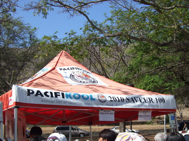 ものすごく喉が渇いていたので、ジンジャーエールを買いに行きます！！<br />この店…ガイドブックに載ってるのですごい人です。