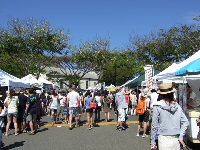 本当にたくさんの人がいました。<br />マーケット自体は想像していたより小さいなと感じました。<br /><br />ピザ屋さん、フライドフリーントマトのお店にはたくさん人がいたように思います。