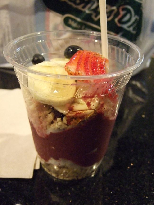 アラモアナへやってきました！！<br /><br />ということでまたもやアサイボールです（笑）<br />今度は一人一つずつ。<br /><br />やっぱり癖になるな〜この味。<br />日本にもあるのかなぁ。