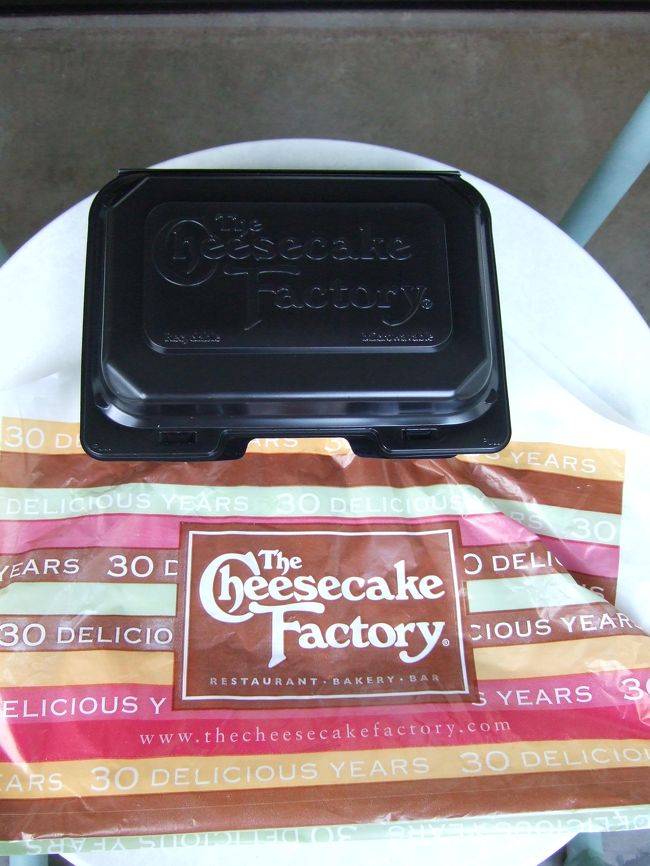 ということで…<br /><br />ポップコーンシュリンプをお持ち帰りしました。。<br />パスタは持って帰ってきても多分食べないなと思ったので…。<br /><br />初めはチーズケーキを持って帰るつもりだったんですが…とても無理でした。<br /><br />次回はケーキを食べたい！！