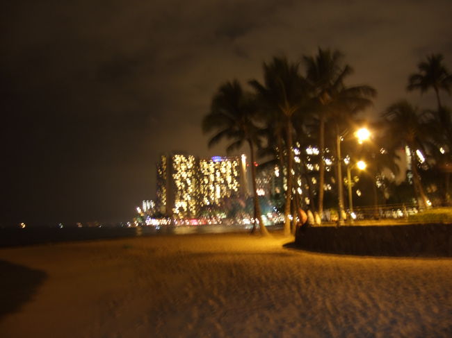 夜のビーチへ行ってみました。<br /><br />マイタイバーへ行く予定だったんですが、満腹すぎてとても動けず。。<br /><br />オレンジの光がいい感じです。