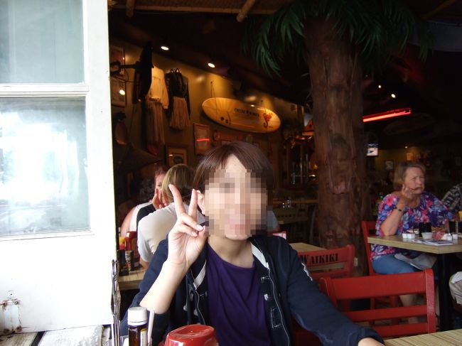 最終日朝。<br />朝からトラブル発生！！！<br />しかも荷物回収は朝7時！！！<br /><br />…パニックパニック…<br />最後の日の朝に泣きそうでした…<br />完全に取り乱しておりました…<br /><br /><br />写真は落ち着きを取り戻し、朝食にやってきたチーズバーガーインパラダイスにて。<br /><br />ほんとはこの日はワイナラコーヒーハウスに朝食を食べに行く予定だったんです。。<br />私のせいでいけず（T T）ほんとゴメンナサイ。。