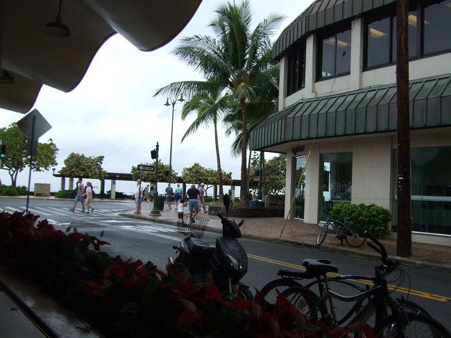 座った席からとってみました。<br /><br />オープンエア？って言うんですかね？？<br />気持ちよかったです。<br /><br />店員さんもとても明るいし、おばあちゃんくらいのとってもかわいい店員さんもいました。<br /><br />日本語メニューあります。