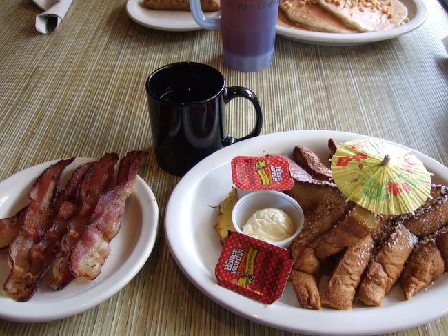 ハワイ最後の食事は…<br />フレンチトースト！！<br /><br />これ、かなり好きです。<br />私的にはかなりおいしかった！！<br />4枚切のパン2枚分くらいの量があります。<br />ですが結構食べれちゃいます。<br />シロップとバターが付いています。<br />また食べたいかも…。。<br /><br />友達はパンケーキを頼んでいました。<br />それもおいしかったようです。★<br /><br /><br />ちなみに横のベーコンですが…<br />ベーコンかソーセージはどう？と言うような事を聞かれたのでてっきりついていると思ったら…<br />レシートを見たら別料金だったと言うオチでした（笑）<br /><br />あと、コーヒーはつぎに来てくれます。<br /><br />