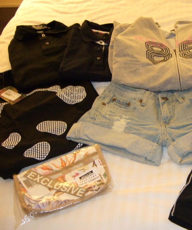 買ったもの。<br /><br />パンダTシャツはお母さんに。<br />ラルフのポロシャツはワイケレでお父さん用に買った物の、大きすぎて兄に渡りました（笑）<br />あとはトミーのポロシャツとパーカーはワイケレで自分用に。<br />ショートパンツはミューズバイリモで。<br />レスポのポーチはワイケレで自分用に。<br /><br />ワイケレのレスポ、想像より安くなかったかも…