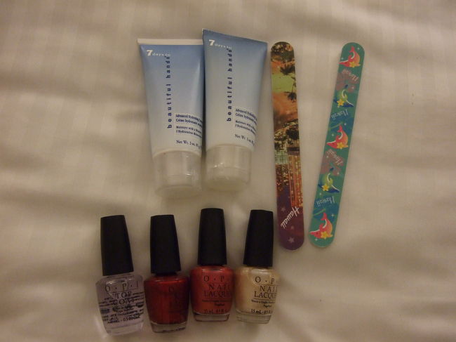 マニキュアたち。<br />e問屋に行く予定だったけど、既に閉店していたのでネオプラザで購入しました。<br />こちらは23時まで営業しています。