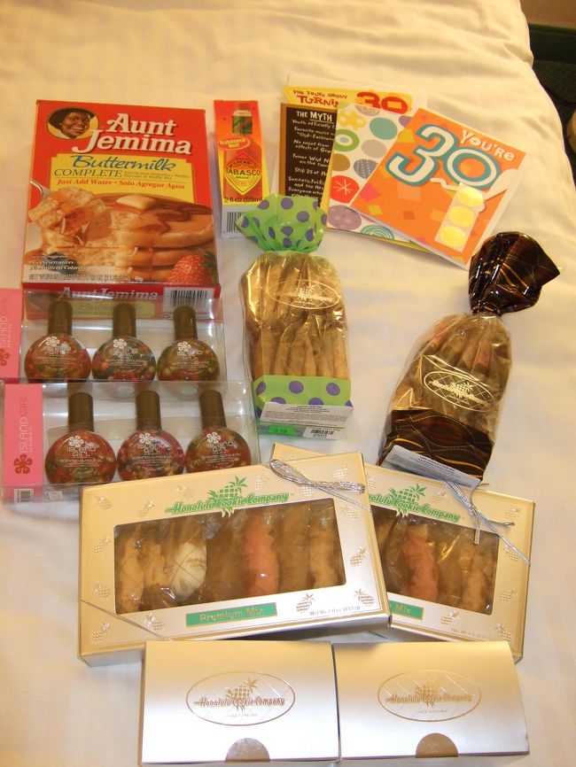 ばらまき用のお菓子とか、友達の誕生日が来たらあげようと思っているバースデーカード。<br />ホノルルクッキーカンパニーは試食があります。