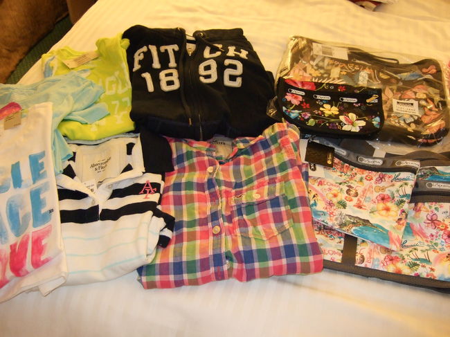 アバクロとかで買った服たちと頼まれたレスポ。<br />たくさん買ったなぁ。<br /><br />レスポ、喜んでもらえました★イベントやってて、名前を刺繍してもらえたんです。<br />私もポーチに刺繍してもらいました♪<br /><br />…そう言えば自分用にフラ柄のレスポのポーチ買おうと思って忘れてたし！！