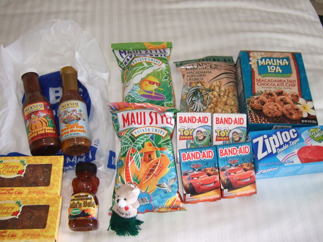 KCCで買ったはちみつとか、ミナトのドレッシング。<br />絆創膏は小さい子供がいる友達用に。<br /><br />マウイオニオンチップス（だっけ？）、これはおいしかった！！機内持ち込みにしてまで買ってよかった（笑）<br />一気に食べました。<br />あとハッピーケーキ！<br />家族にも好評でした★
