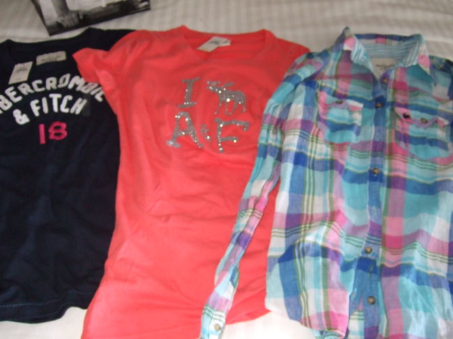 最後の最後にまたアバクロ（笑）<br />右の水色のシャツ、着心地が好きです。<br />袖の長さもいい感じだし…もう一つ買ってくればよかった…。。<br /><br />日本人がハワイ好きな理由がよくわかった旅でした。<br />ハワイの人は温かいし、時間の流れ方がゆったりしていてすごくいいところ。。<br />大好きになりました！<br /><br />次回のハワイは10月〜！！<br />待ち遠しいなぁ。<br />