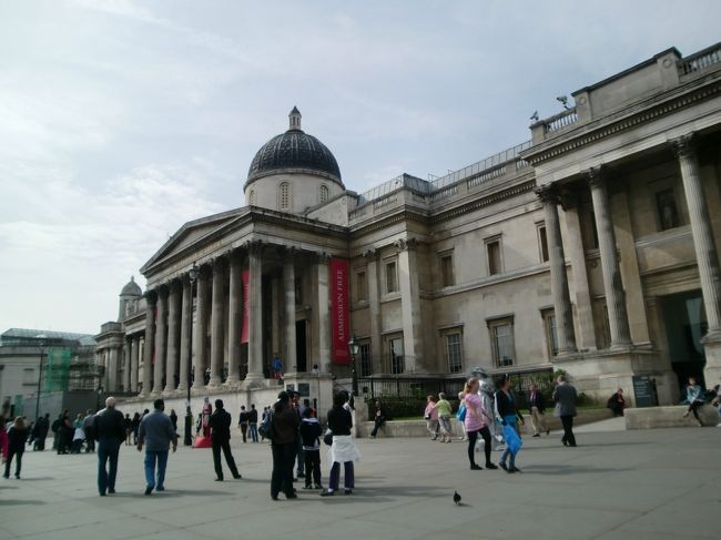 ナショナルギャラリー。<br />トラファルガー広場の北側に建っている。<br />中世から近代印象派までの美術品が沢山展示されていた。<br />入場料が無料なのは嬉しいところ。とはいっても、寄付で成り立っているので、気持ちばかり寄付してきた。