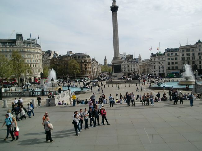 ナショナルギャラリーの庭みたいなところにあるトラファルガー広場。<br />高さ４４ｍの石柱の上には英雄像が建っている。<br />沢山の観光客で賑わっていた。