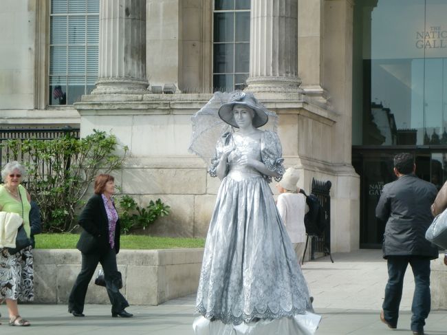 トラファルガー広場には大道芸人の姿も見かけた。<br />（全身銀尽くしにするには、準備も大変そう‥）