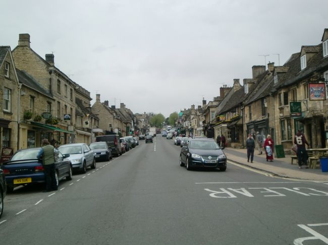 コッツウォルズ地方で、最初によったのはバーフォードという街で、蜂蜜色の中世の建物がそのまま残っているようだった。