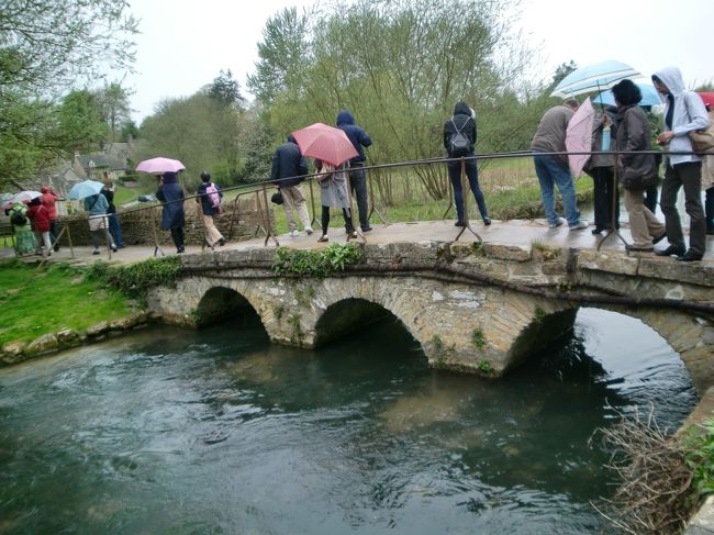 ボートン・オン・ザ・ウォーターは水の街でもある。<br />清流が街の中心部を流れていた。