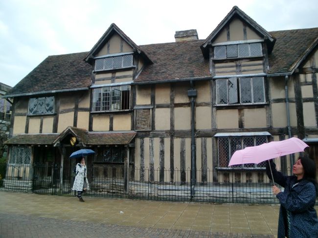 コッツウォルズの次に、ストラトフォード・アボンエイヴォンという街に寄った。<br />シェークスピアの生家という建物は、１６世紀に建てられた木造建築物にも係わらず、現在も残っていることに驚いた。