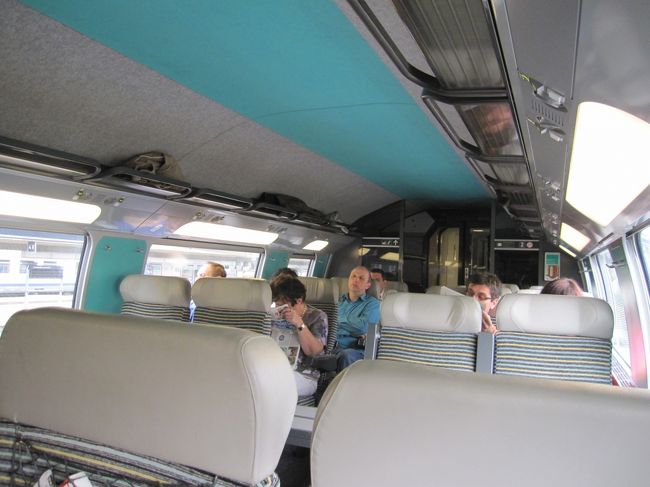 シャルルドゴールから南仏のモンペリエまでTGV移動。<br />早くに予約していたので、EUR*54でした！<br />４時間も乗ってました。<br />風景を見よう！と心待ちにしてましたが、正直同じ景色ばかりで感動なしでした。。。<br />寝ていると車掌さんが「ボンジュール！」って切符拝見。<br />しかも2回もきました。<br />寝かせてくれぇ〜〜〜