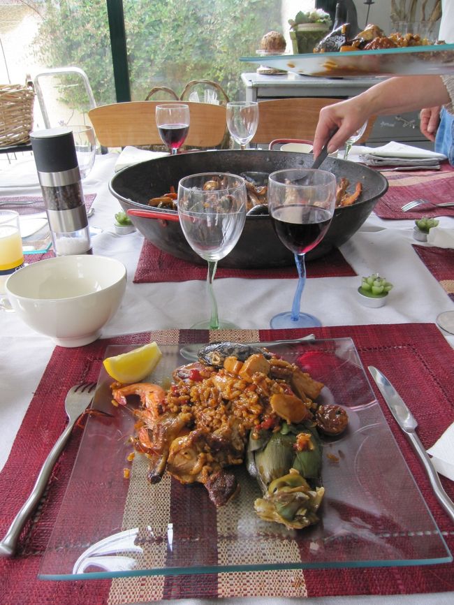 無事にモンペリエに到着。<br />友達の家に行くと、友達ママがパエリアを用意しててくれました。<br />アーティチョークってどこ食べればいい？みたいな。<br />ウサギの肉も入ってて、味はチキンよりサクサク歯ごたえがあり美味しい！