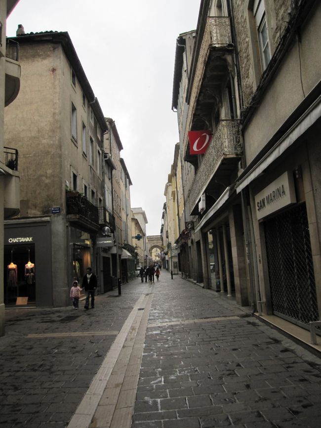 駅を出て、町を歩いて行くと・・・