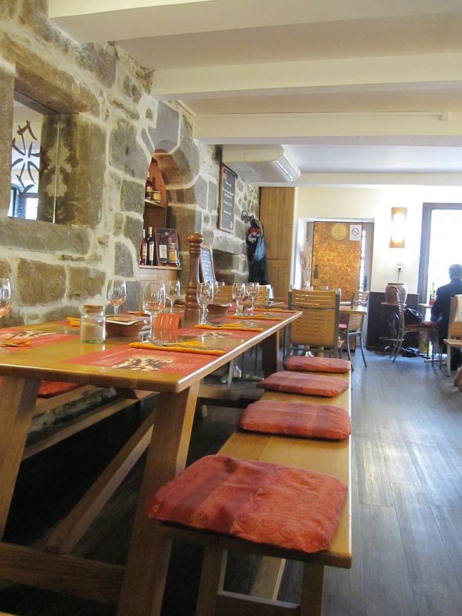 レストランの中。<br />ちょっと早かったか？<br />お客さんチラホラ。