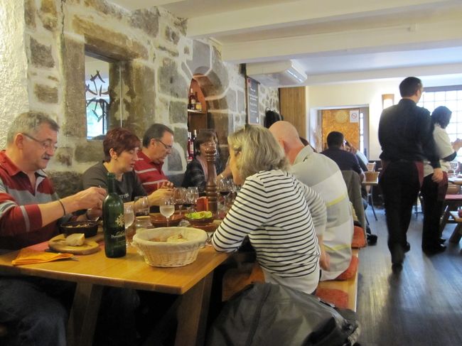 食べていたら、いつの間にかお客さんが大勢！<br />隣は、スペイン人（スペイン語）のグループ。<br />仲良さそうにワイワイやってました。<br />反対側のテーブルからはイタリア語が聞こえてました。