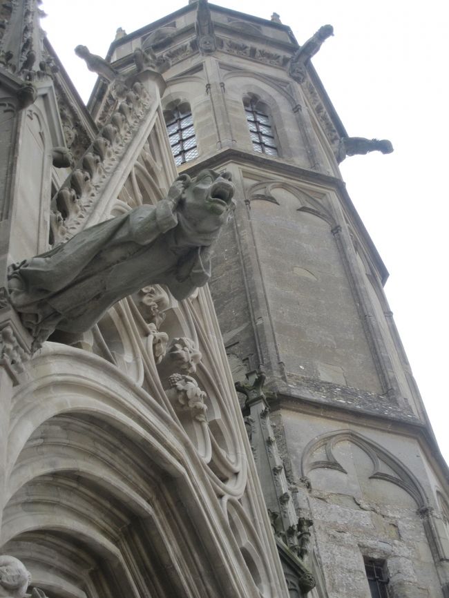 外壁の悪魔のような魔除け（ガーゴイル？）がキモ可愛い