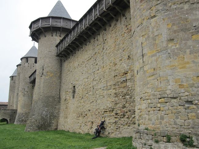 壁がかなり大きい！<br />登ろうとしてるアホな写真です。