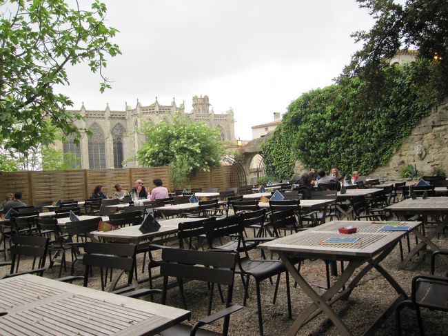 オープンカフェなのですが、すごくマッタリできる空間。<br />教会が見えます。