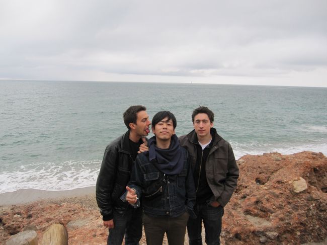 セトはモンペリエから電車で15分程の町。<br />地中海を見に行こう！と、もう一人のフランス友達の車で向かいました！<br />しか〜し、地中海の写真、一枚しか撮ってない〜〜〜〜<br />しかも、野郎３人。。。<br />地中海は水が凄くキレイでしたよ！