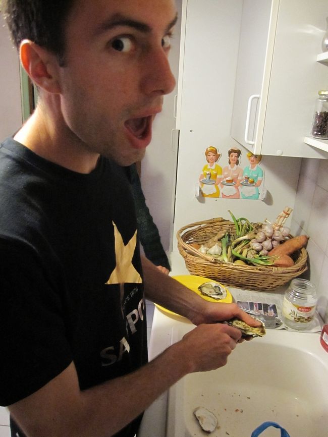 生牡蠣が食べたい！とリクエストしていたら、袋一杯買ってきてくれてました！<br />牡蠣の殻を開ける友達のクリストフ。<br />いつも面白いヤツです！