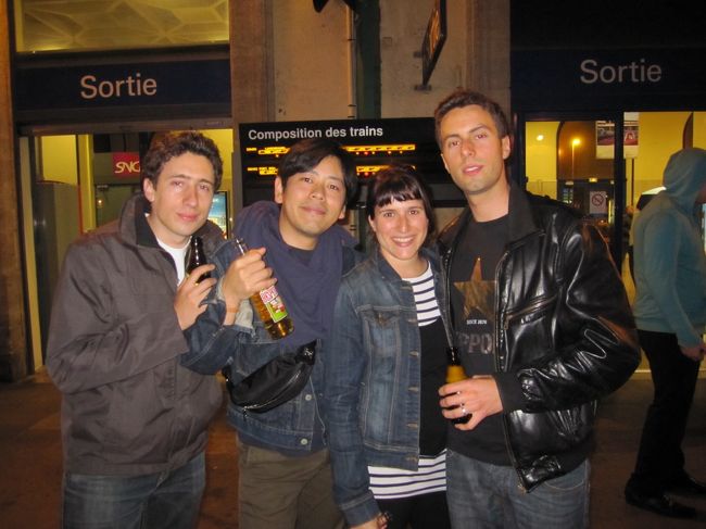 駅のホームで、出発まで飲む僕たち。<br />飲兵衛です