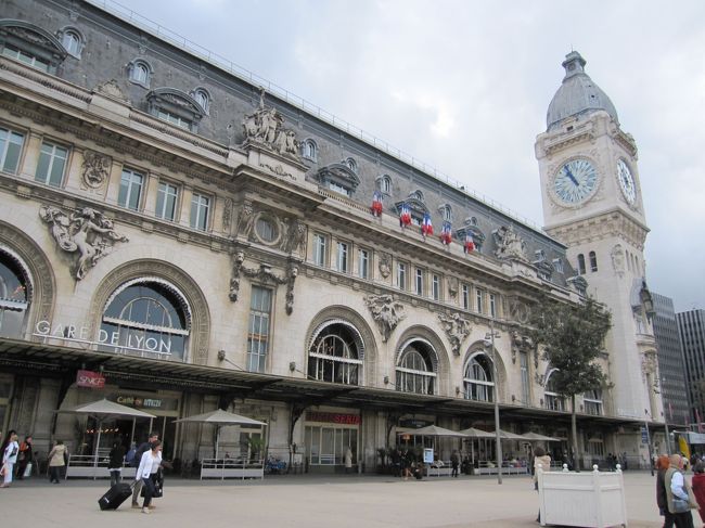 モンペリエを離れ、またTGVで４時間かけパリへ。<br />リヨン駅です。
