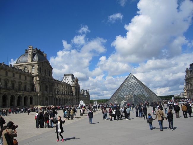 荷物を預け、すぐにルーヴル美術館へ！
