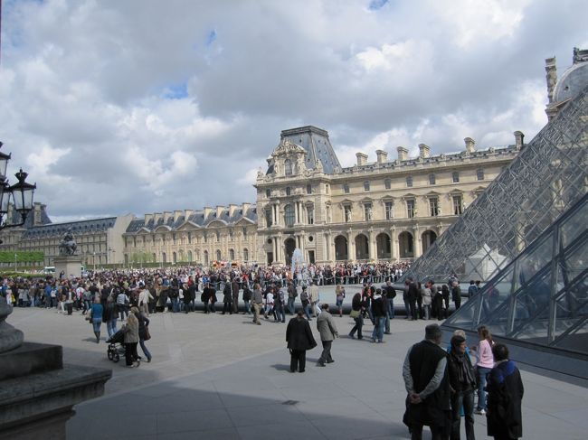 この日は、第一日曜で入場料FREE！<br />という事でこの人の列・れつ・レツ。。。<br />写ってる場所だけでなく、もっと長い列だった為、ギブアップ。<br />何時間待ちだ？