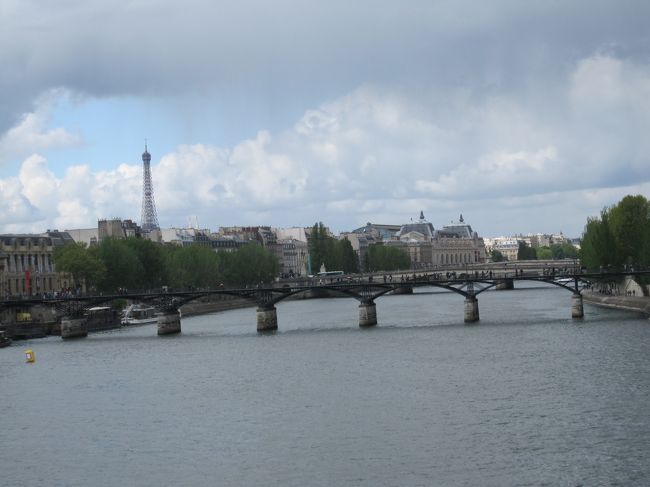 セーヌ川と、遠くにエッフェル塔