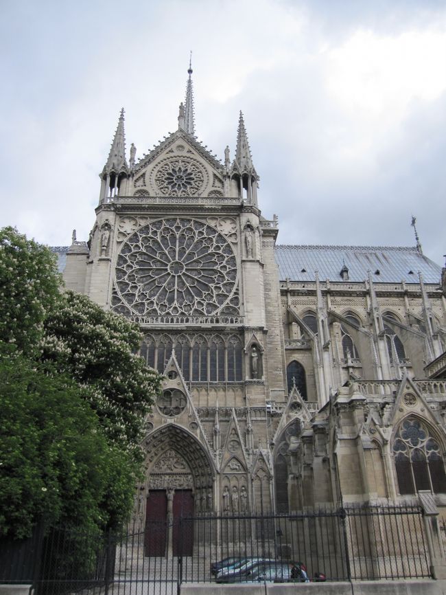 外から、バラ窓を撮りました。