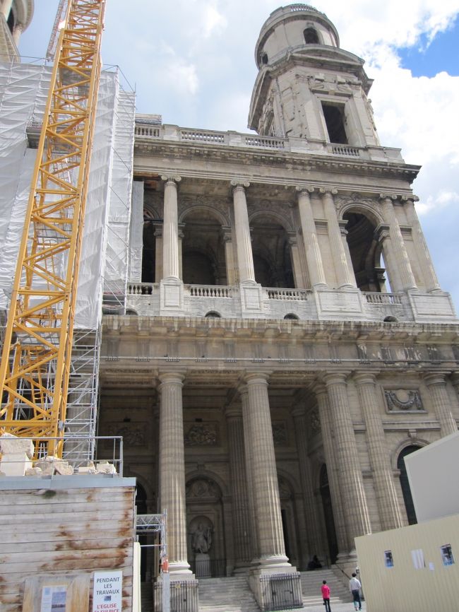 サン・シュルピス教会。<br />ダ・ヴィンチコードで有名になったローズラインの教会です。<br />工事してました。<br /><br />http://www.paroisse-saint-sulpice-paris.org/