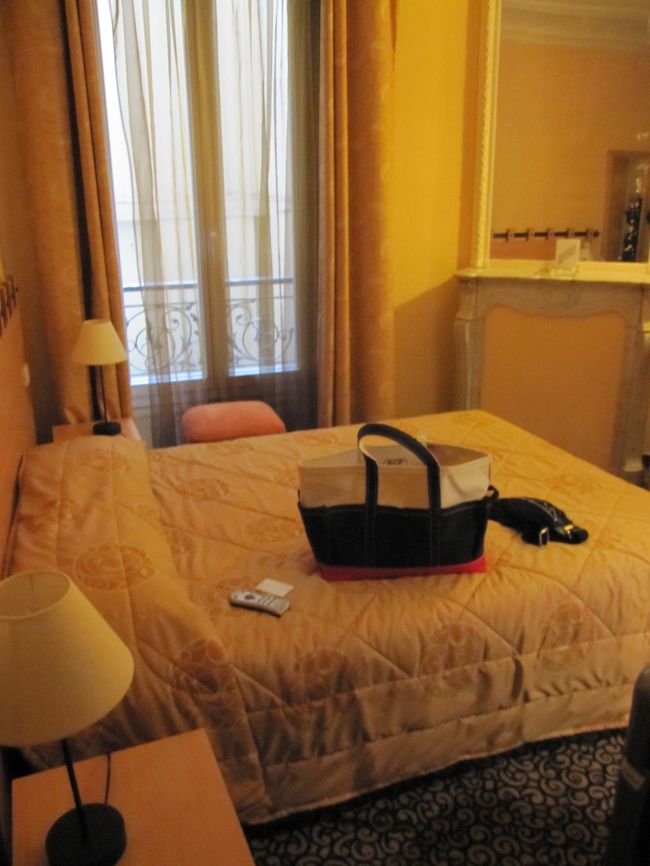 ホテルPALYMの部屋です。<br />窓を開けると。。。外は見ない方がいいな。