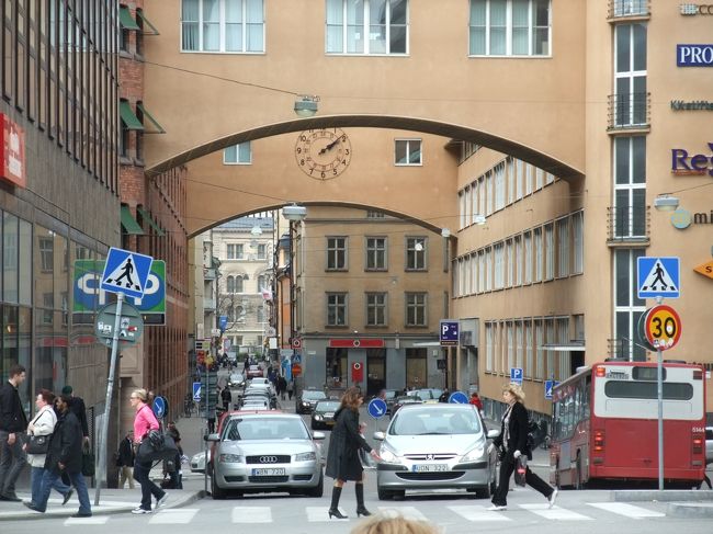 建物をつなぐトンネルのような２本の連絡ブリッジ