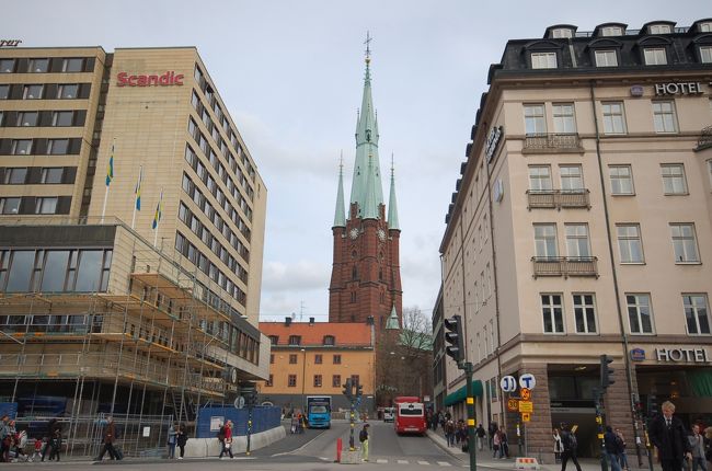 長い屋根が特徴のクララ教会