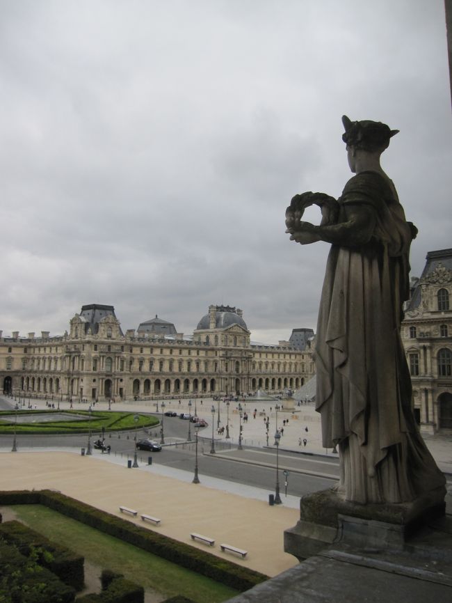 外壁には、こんな彫刻が等間隔に並んでます。