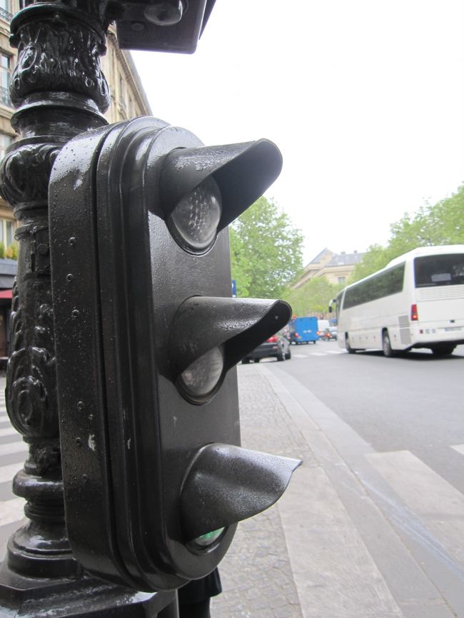 パリって上に信号がないから、スッキリしてるんだ〜。<br />これなら信号のゴチャゴチャに風景も邪魔されない。