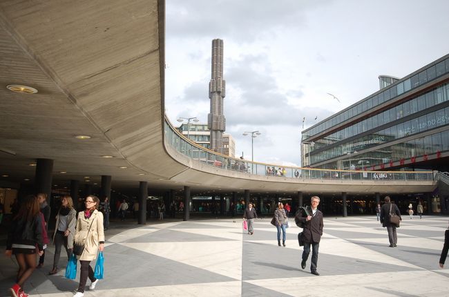 噴水の下は地下道みたいになっていてたくさんのお店があります
