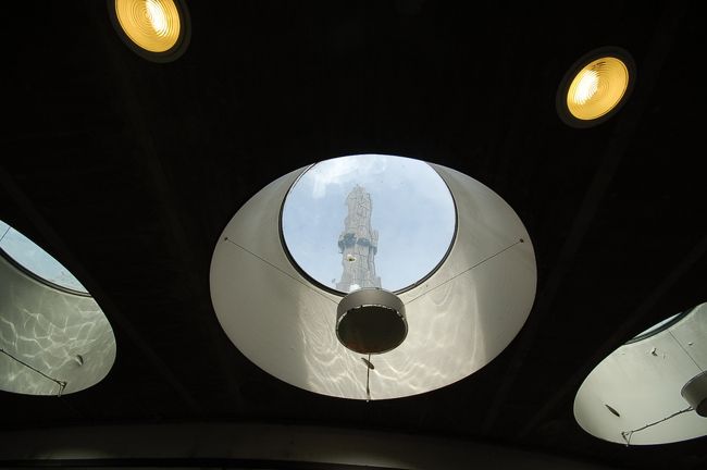 噴水の真下からの写真です