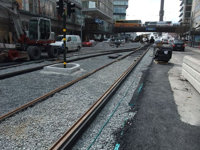 路面電車を走らせようとしているようで工事していました