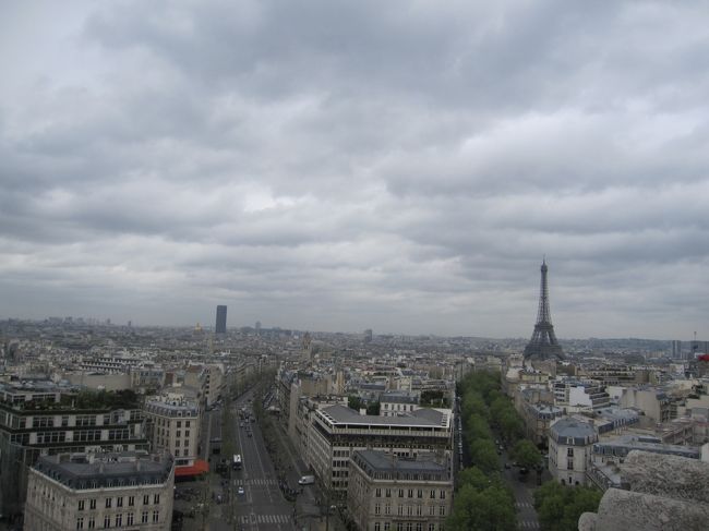 パリ一望！<br />凱旋門からの眺めです〜
