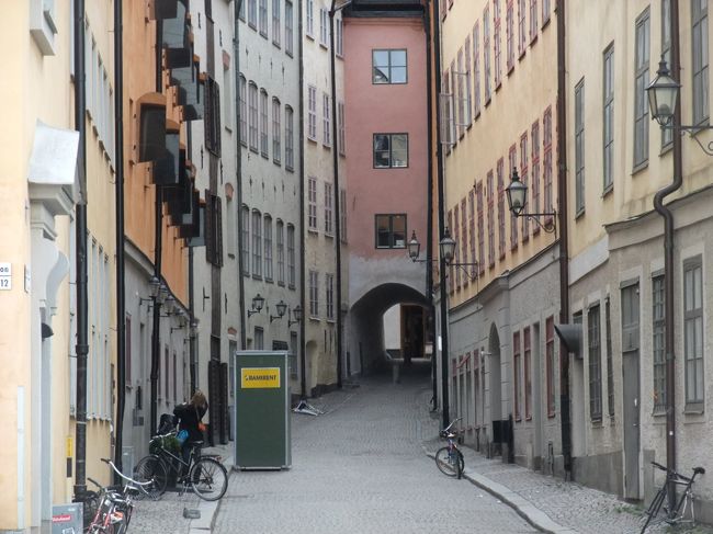 上の写真をズ〜ム<br /><br />建物の間の細い上り坂の先に建物のトンネル<br /><br />このトンネルを抜けるとどのような光景が広がっているのか。。。<br /><br />こういう光景が大好きです。