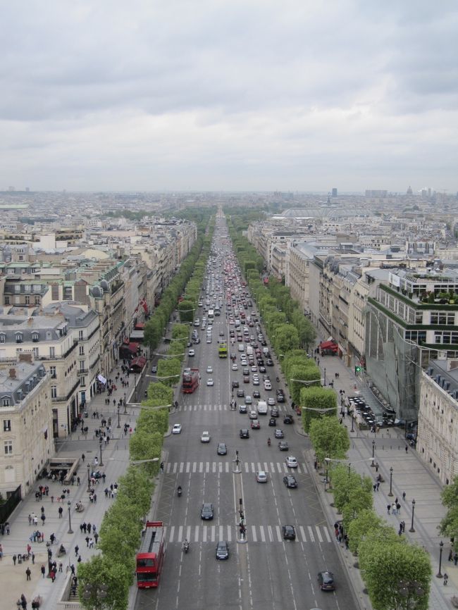 まっすぐに伸びるシャンゼリゼ通り