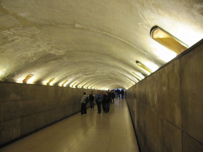 凱旋門へは、地下道を通って。