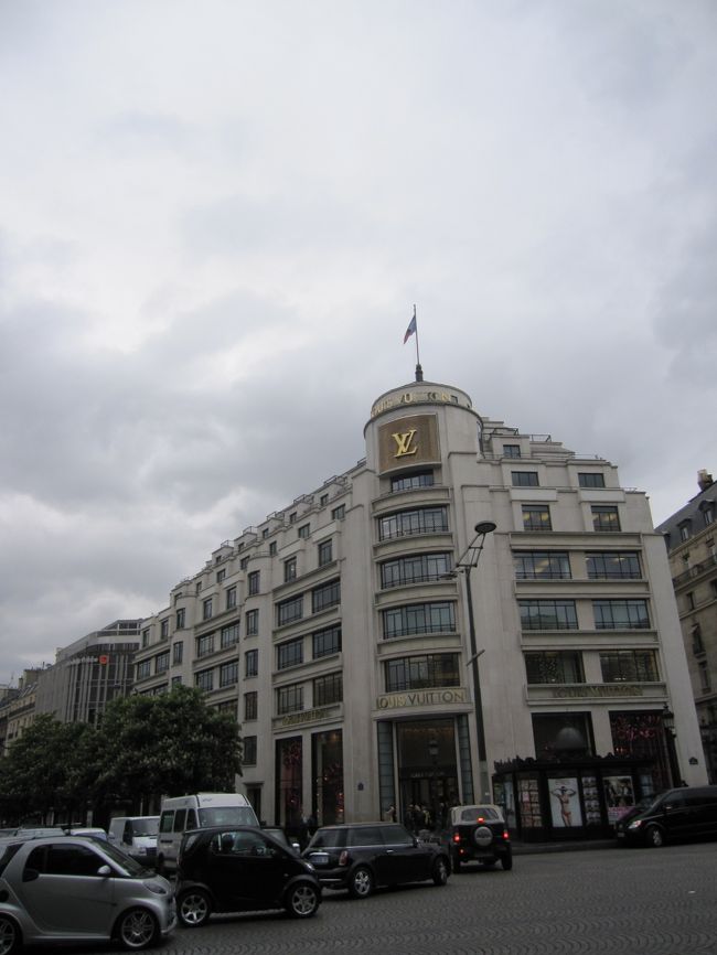 ルイ・ヴィトンの本店もさすがにデカイ！